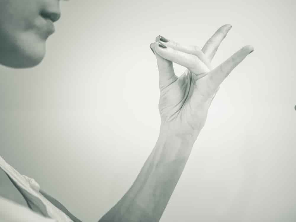 Yogawege Blogpost "Mudra" - Karana Mudra 2